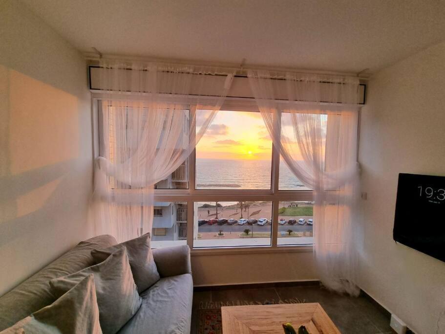 Beautiful 2-Bedroom Sea-View Apartment Netanya Eksteriør bilde